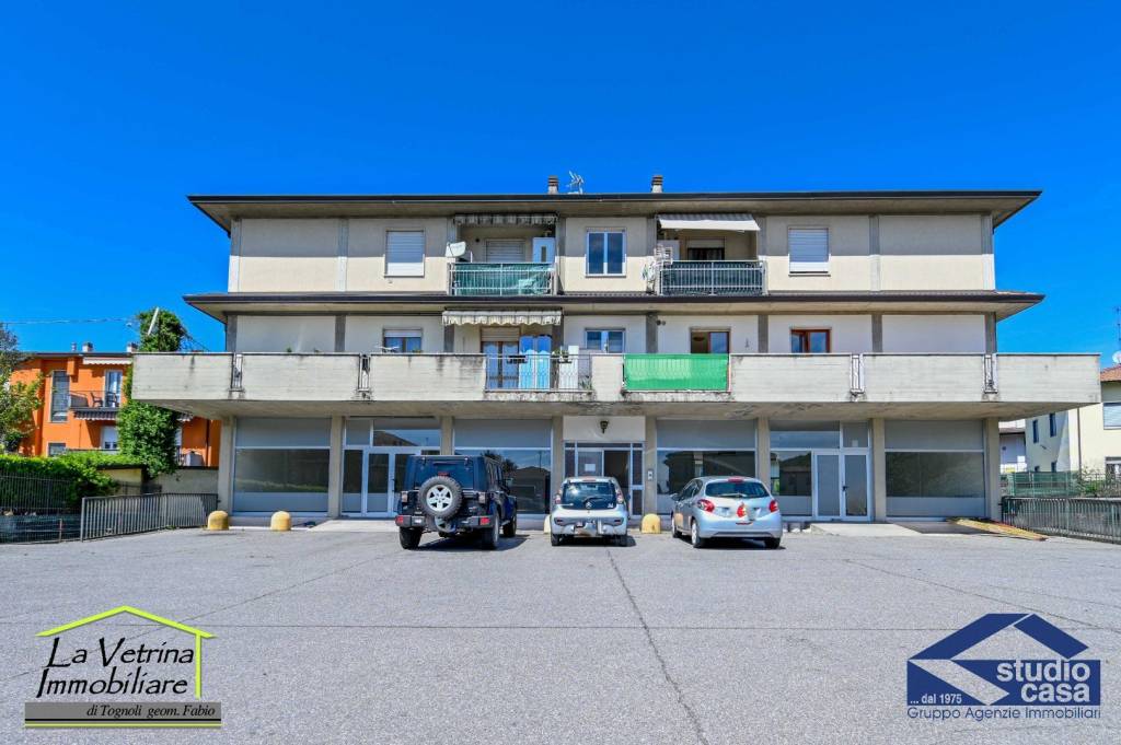 negozio in affitto ad Albano Sant'Alessandro