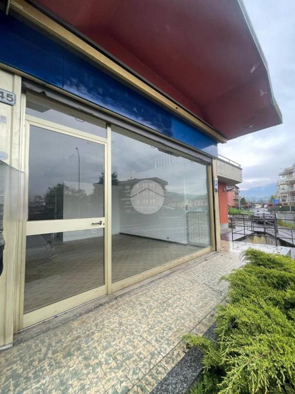 negozio in affitto ad Albano Sant'Alessandro