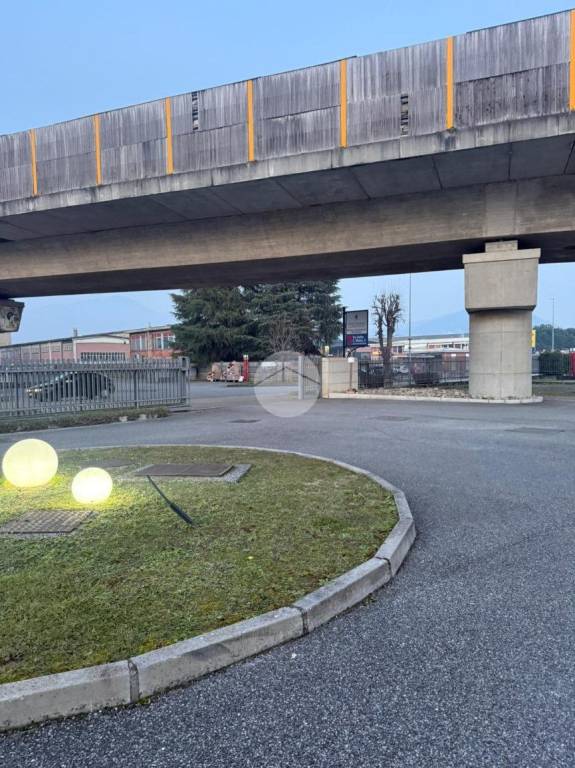 locale commerciale in affitto ad Albano Sant'Alessandro