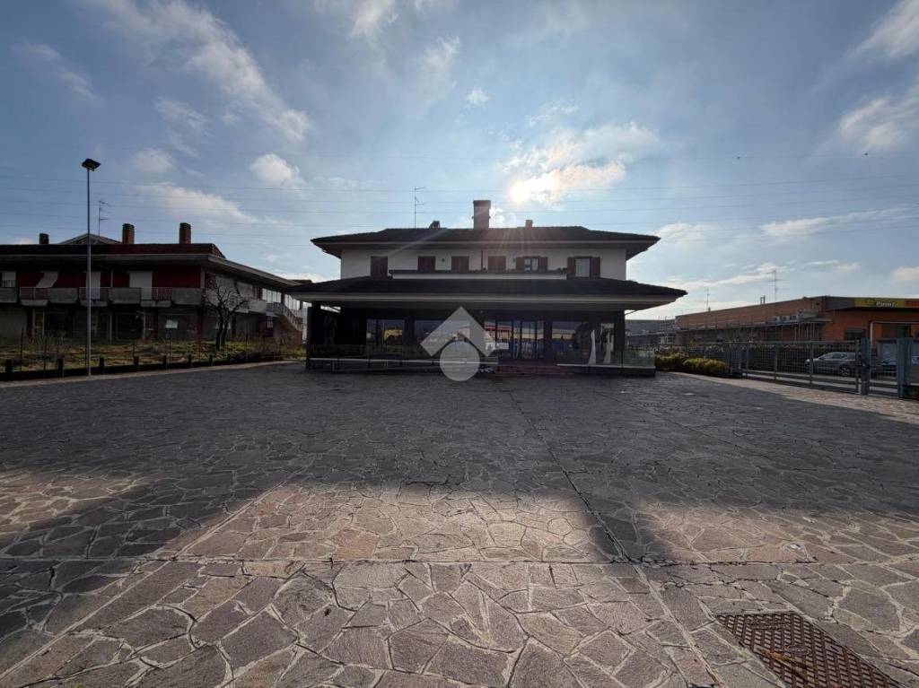 negozio in affitto ad Albano Sant'Alessandro