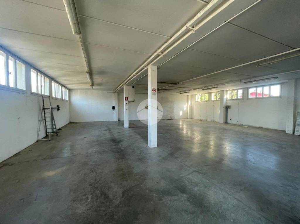 locale commerciale in affitto ad Albano Sant'Alessandro