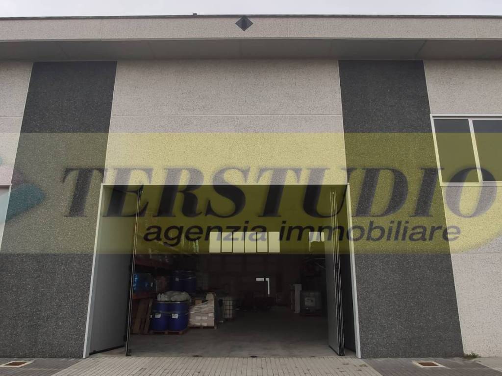 locale commerciale in affitto ad Albano Sant'Alessandro