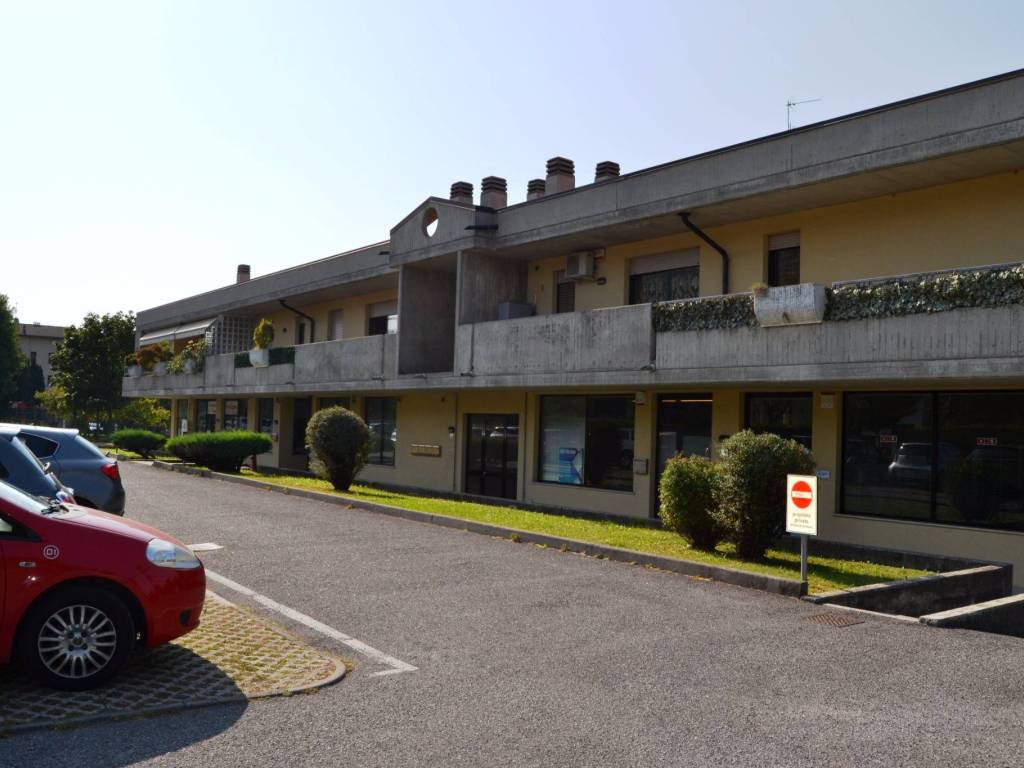 locale commerciale in affitto ad Albano Sant'Alessandro