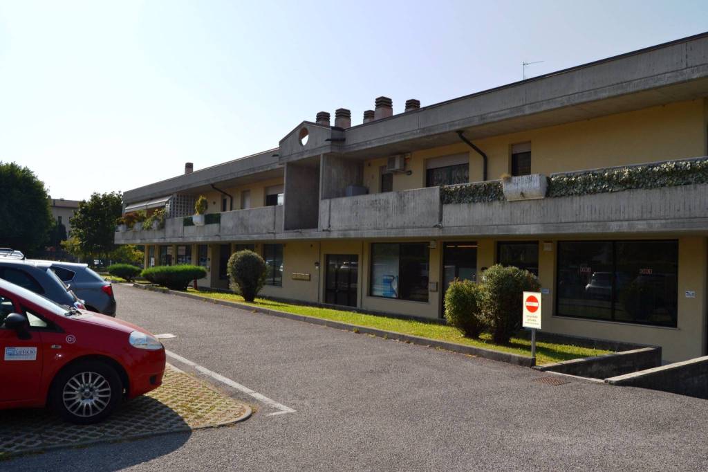 locale commerciale in affitto ad Albano Sant'Alessandro