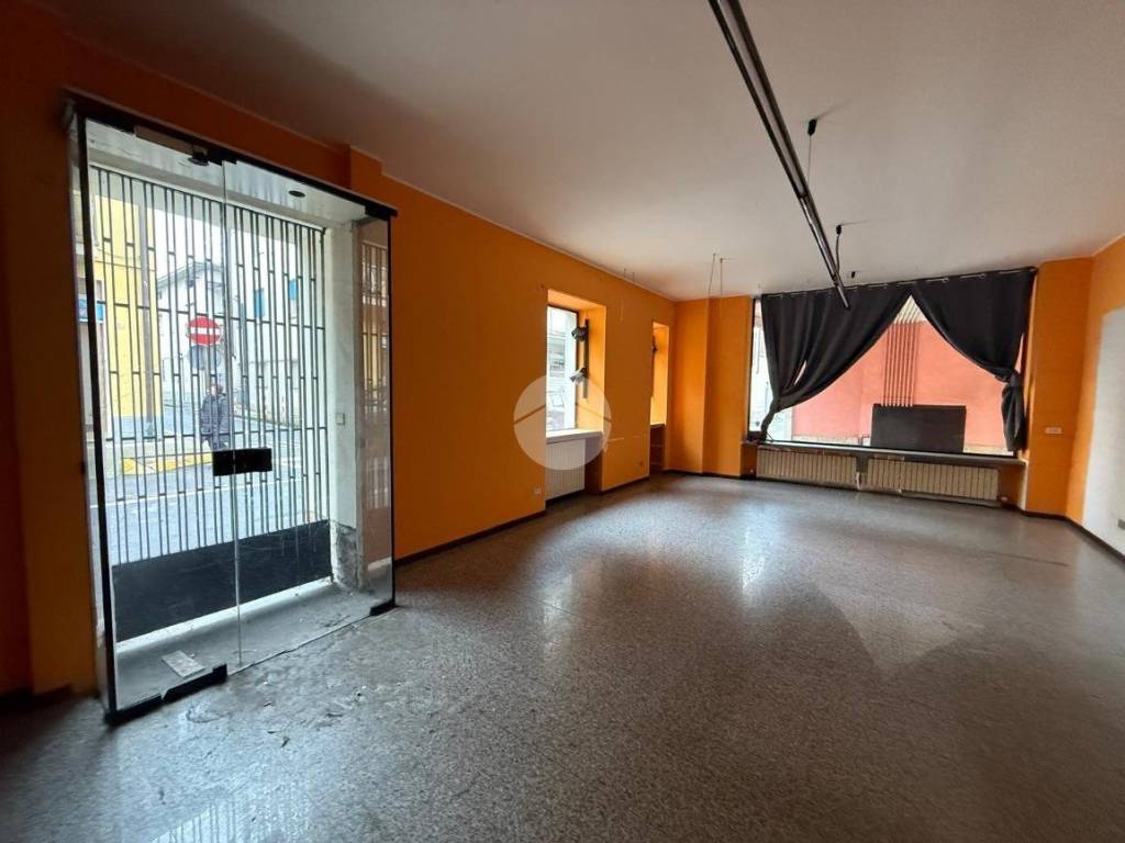 negozio in affitto ad Albano Sant'Alessandro