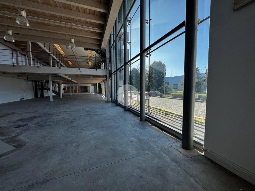 locale commerciale in affitto ad Albano Sant'Alessandro