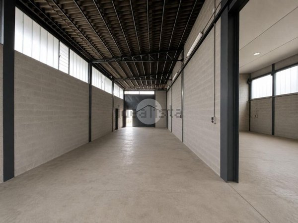 locale commerciale in affitto ad Albano Sant'Alessandro