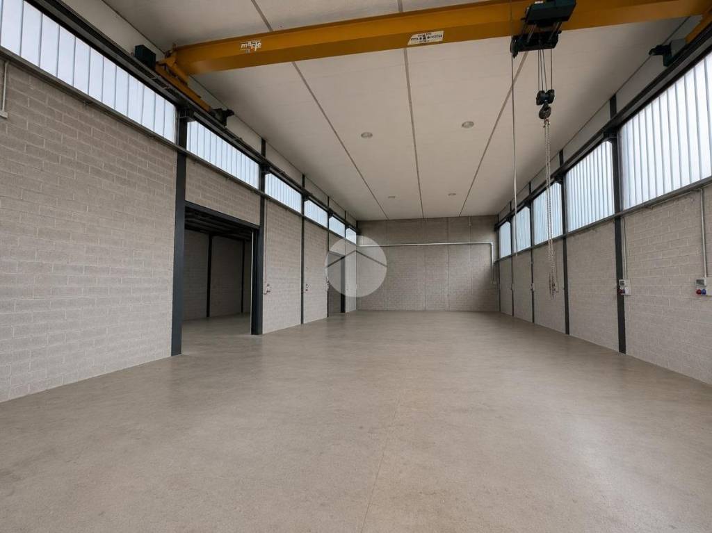 locale commerciale in affitto ad Albano Sant'Alessandro