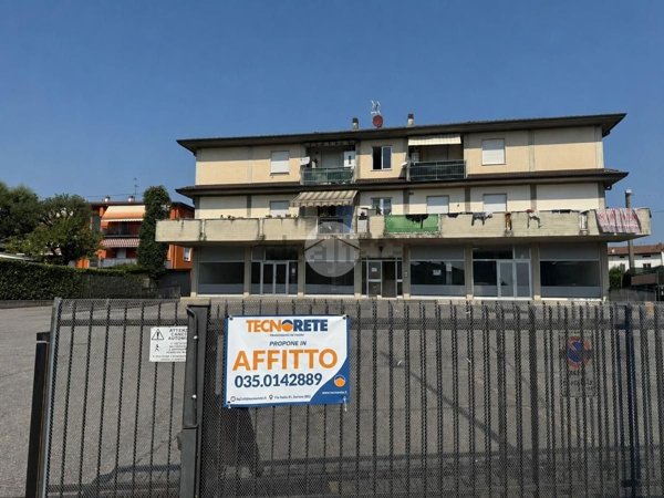 locale commerciale in affitto ad Albano Sant'Alessandro