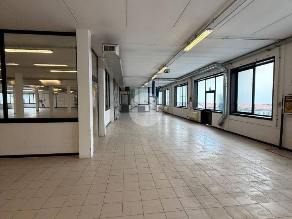 locale commerciale in affitto ad Albano Sant'Alessandro