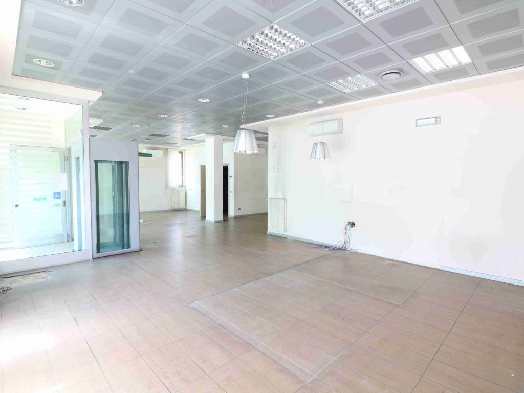 negozio in affitto ad Albino