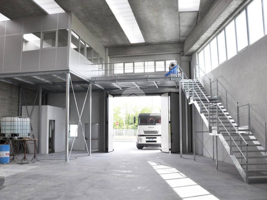 locale commerciale in affitto ad Albino