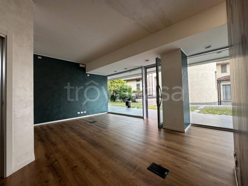 negozio in affitto ad Albino