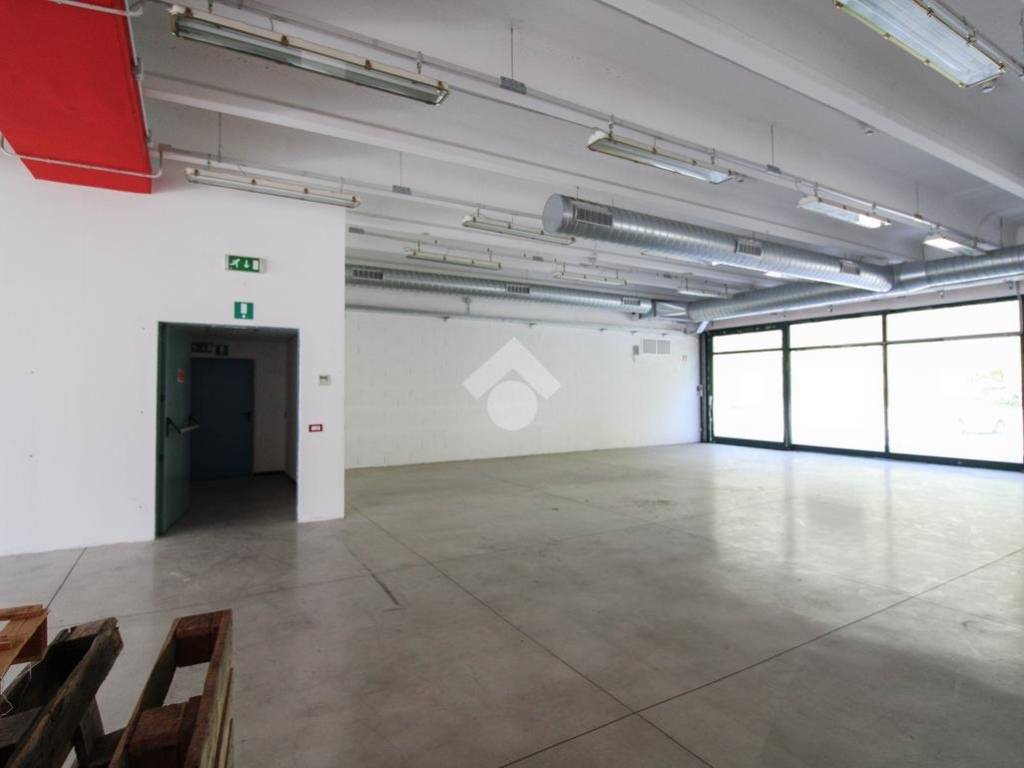 locale commerciale in affitto ad Albino
