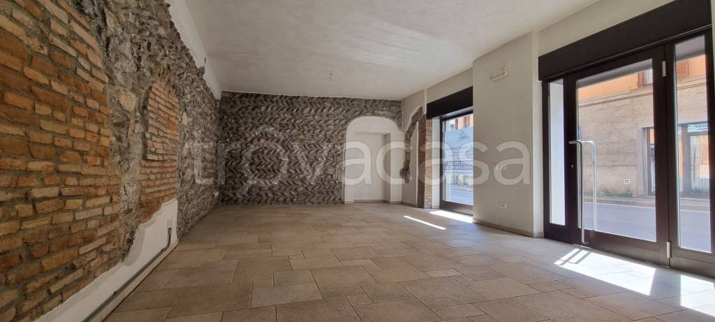 negozio in affitto ad Albino