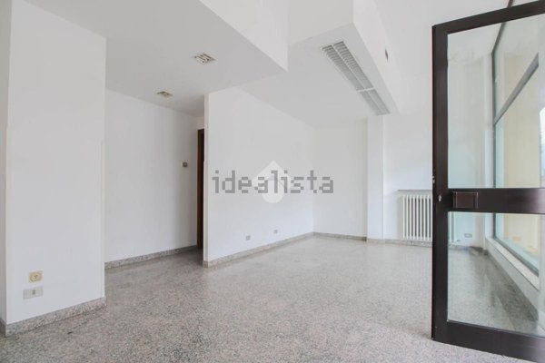 negozio in affitto ad Almè