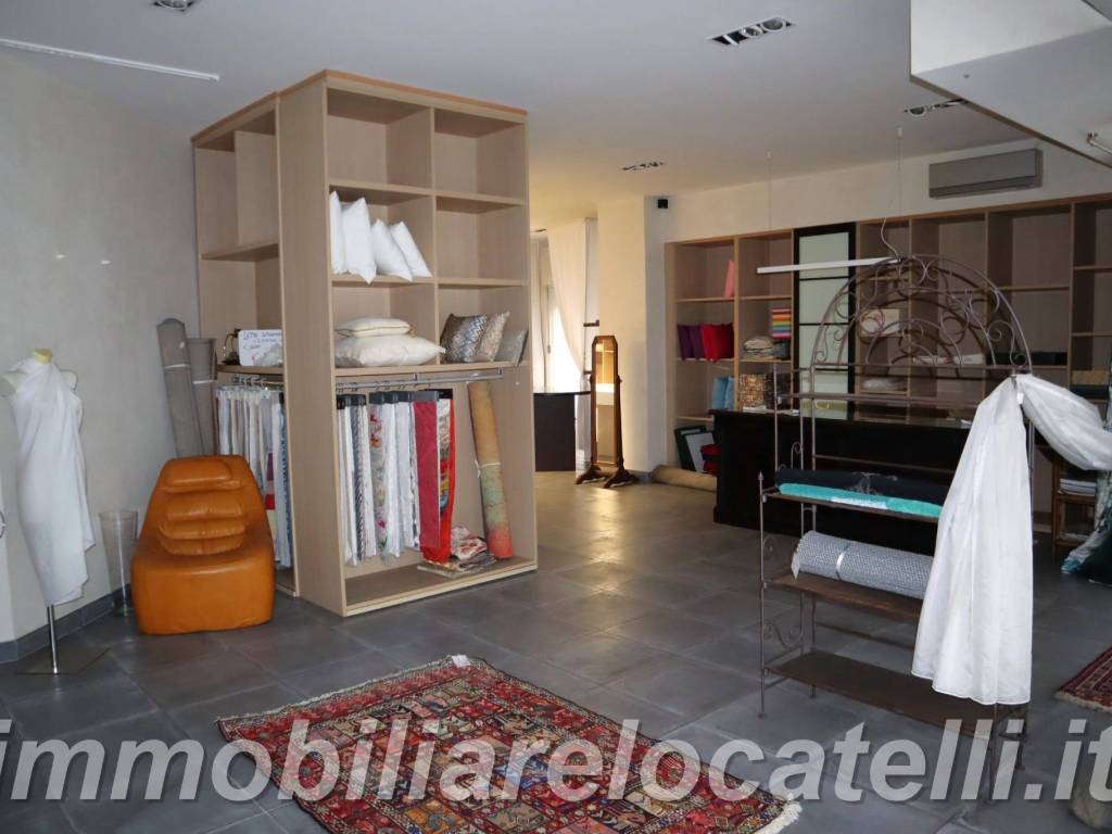negozio in affitto ad Almè