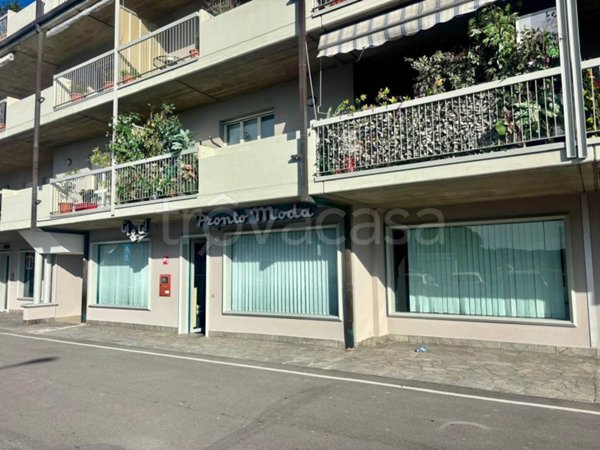 negozio in affitto ad Almè