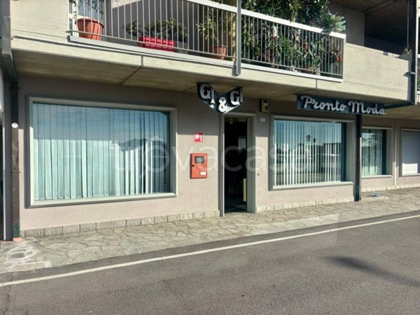 negozio in affitto ad Almè
