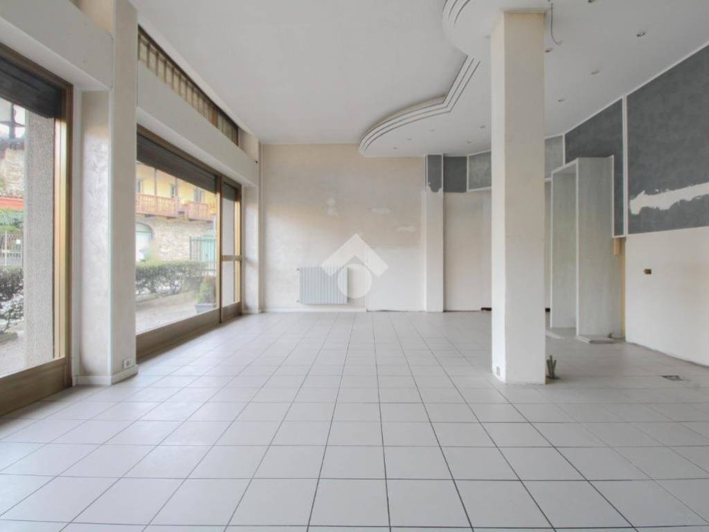 negozio in affitto ad Almè