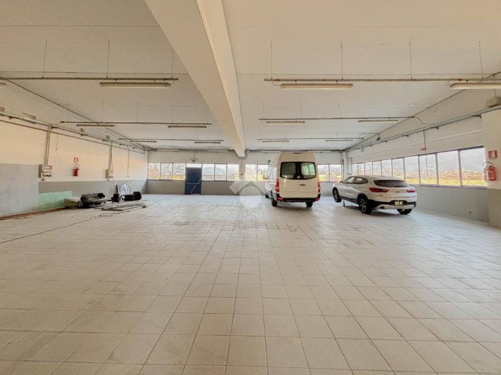 locale commerciale in affitto ad Almè