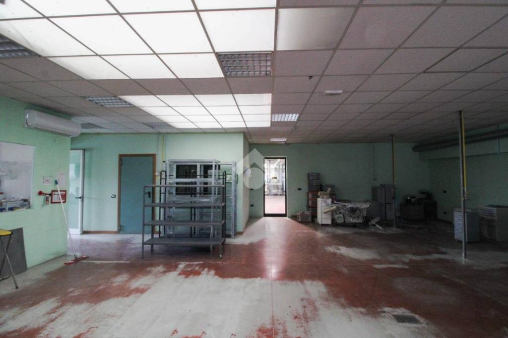 locale commerciale in affitto ad Almenno San Bartolomeo