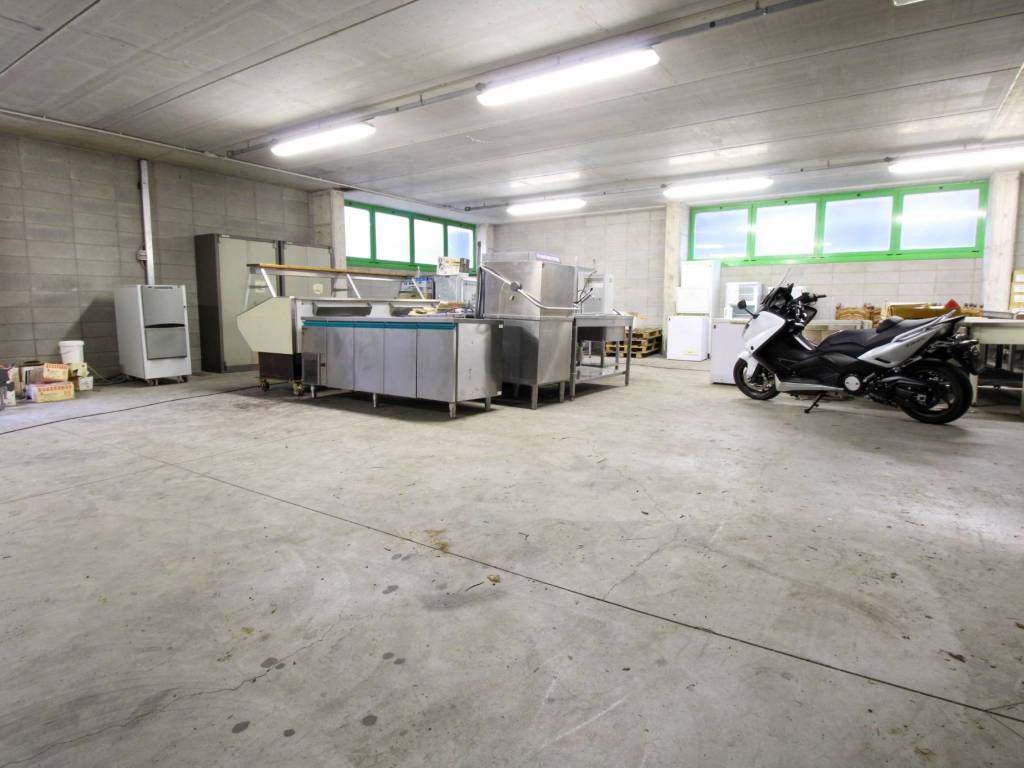 locale commerciale in affitto ad Almenno San Bartolomeo