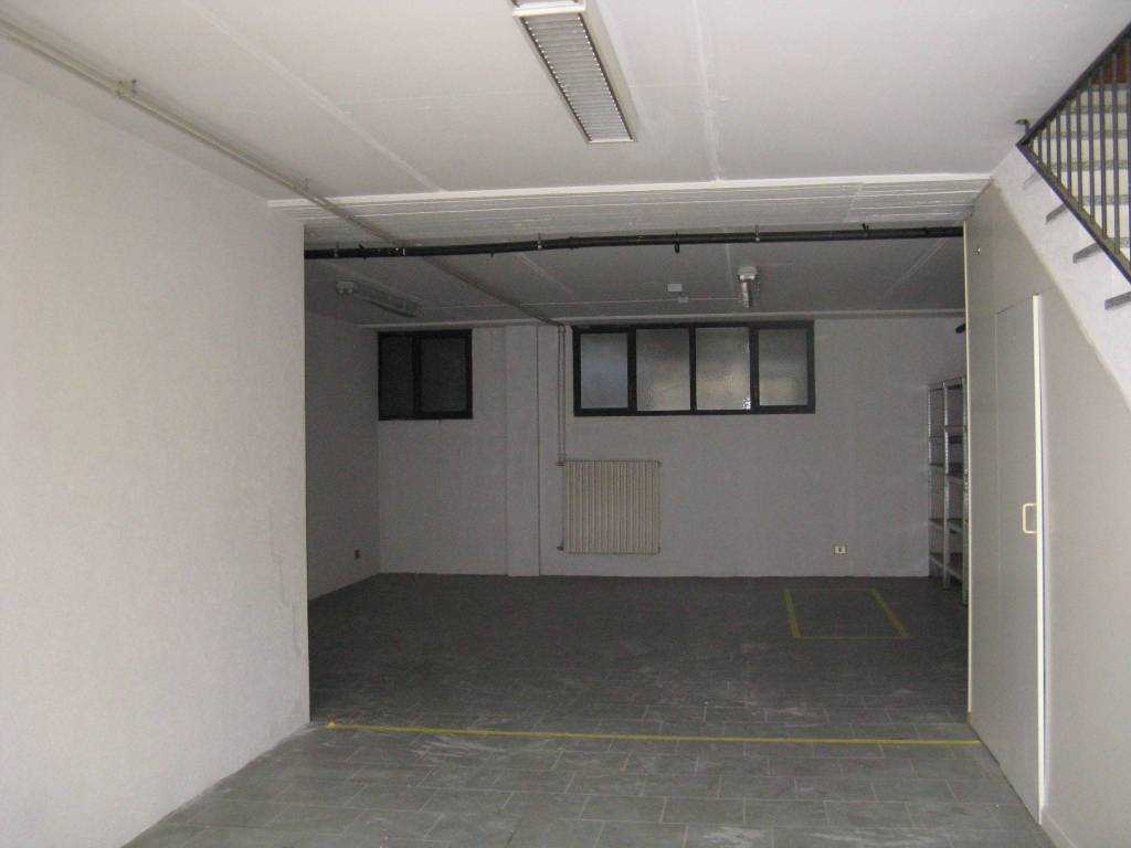 locale commerciale in affitto ad Almenno San Bartolomeo in zona Canova