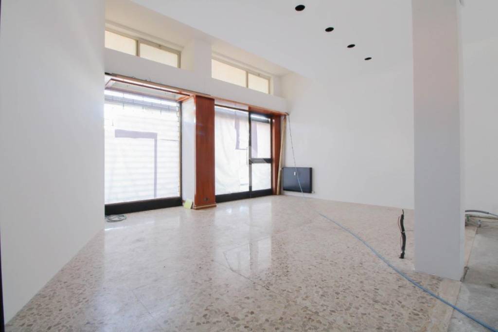 negozio in affitto ad Almenno San Salvatore