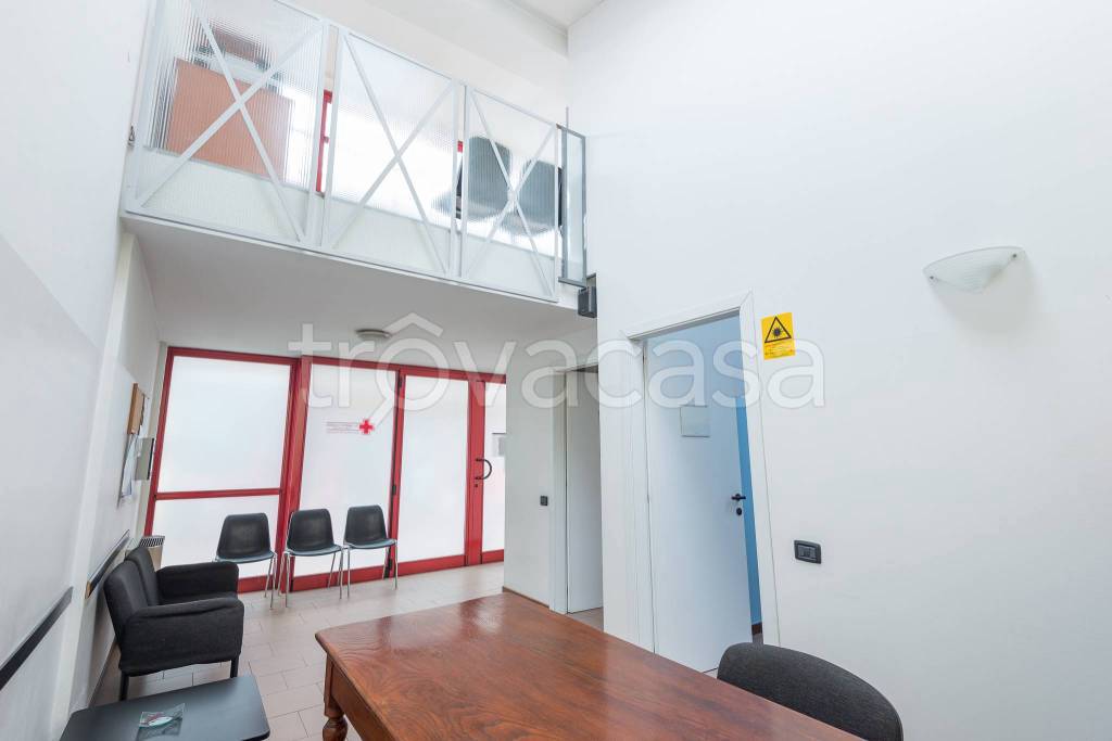 negozio in affitto ad Almenno San Salvatore