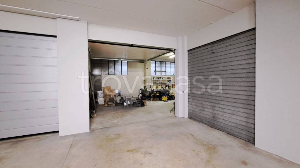 locale commerciale in affitto ad Alzano Lombardo