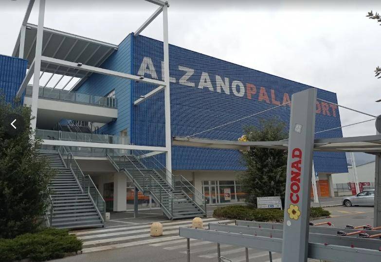 negozio in affitto ad Alzano Lombardo