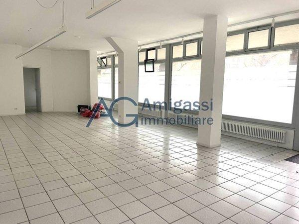 negozio in affitto ad Alzano Lombardo