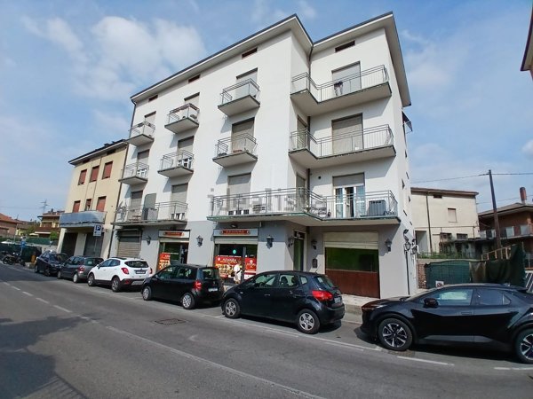 negozio in affitto ad Alzano Lombardo