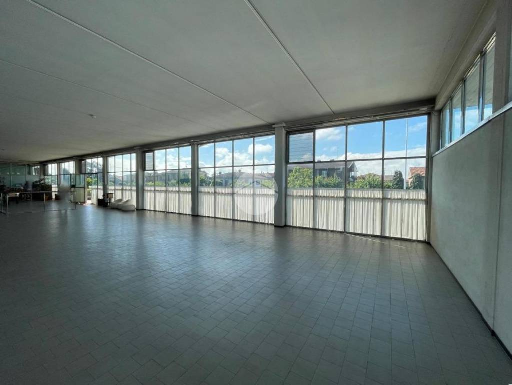 locale commerciale in affitto ad Azzano San Paolo