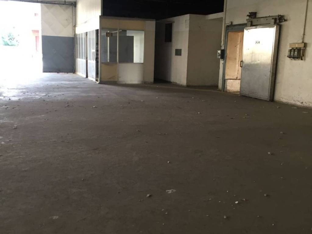 locale commerciale in affitto ad Azzano San Paolo