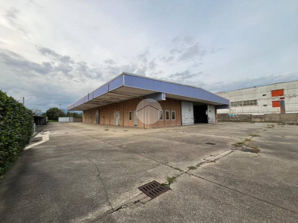 locale commerciale in affitto ad Azzano San Paolo