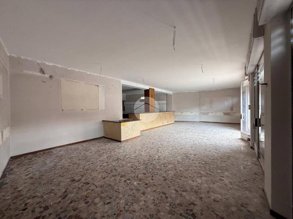 negozio in affitto ad Azzano San Paolo