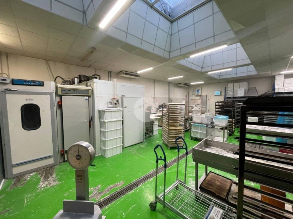 locale commerciale in affitto ad Azzano San Paolo
