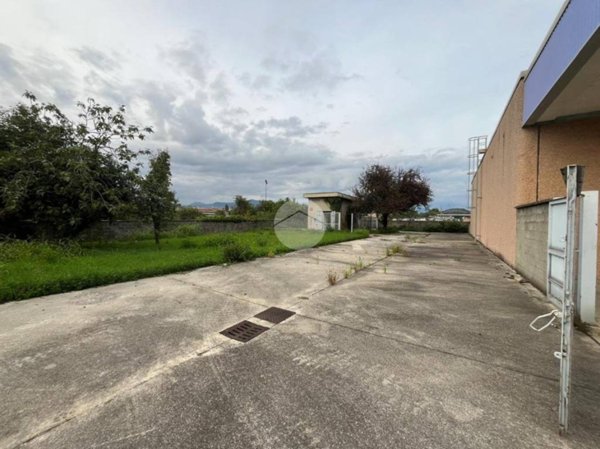 locale commerciale in affitto ad Azzano San Paolo