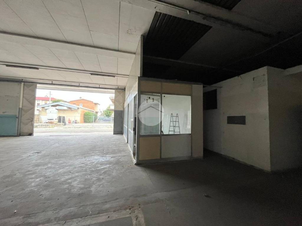 locale commerciale in affitto ad Azzano San Paolo