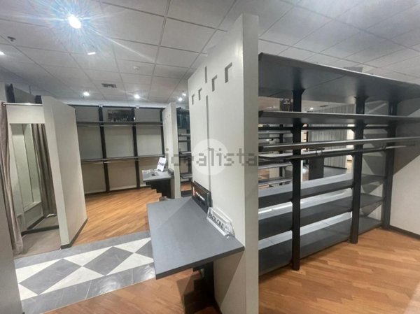 locale commerciale in affitto ad Azzano San Paolo