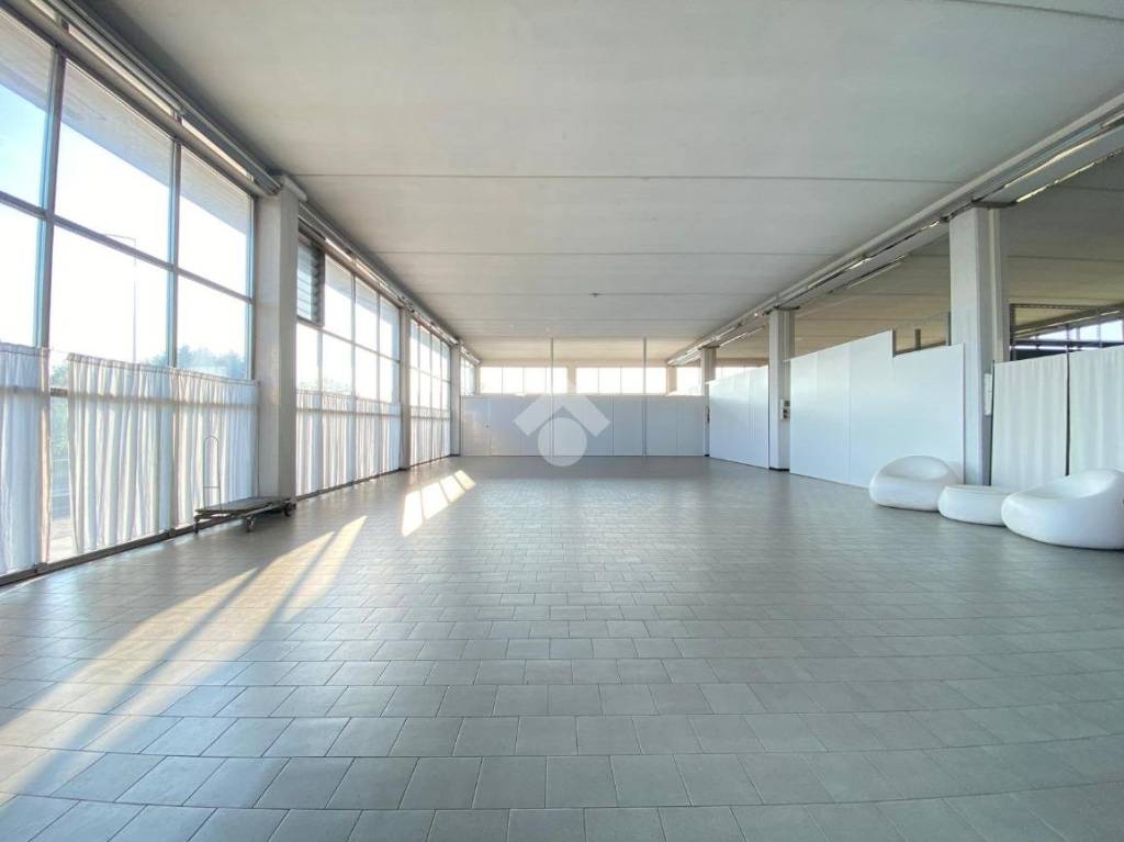 locale commerciale in affitto ad Azzano San Paolo