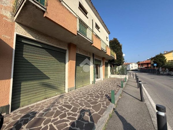 negozio in affitto ad Azzano San Paolo