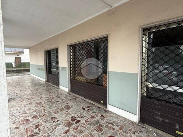 negozio in affitto ad Azzano San Paolo