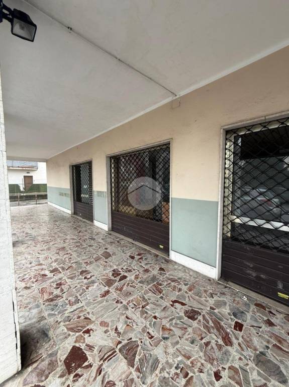 negozio in affitto ad Azzano San Paolo