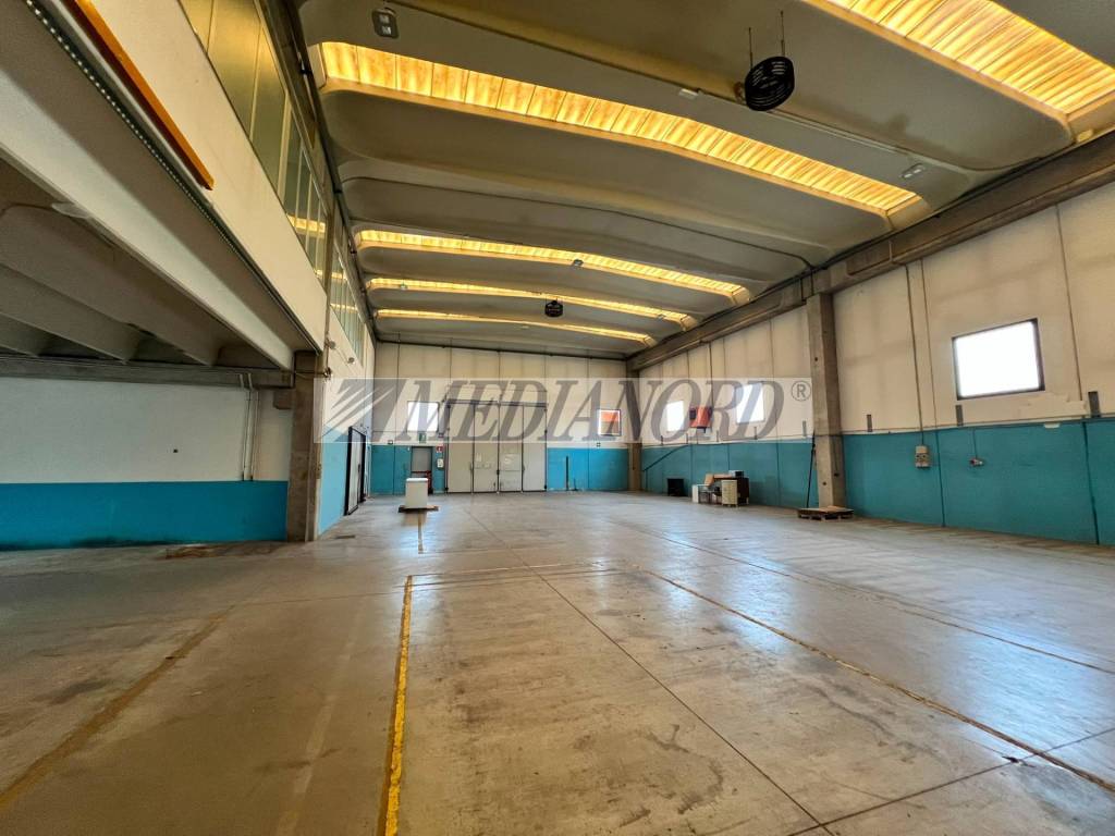 locale commerciale in affitto ad Azzano San Paolo