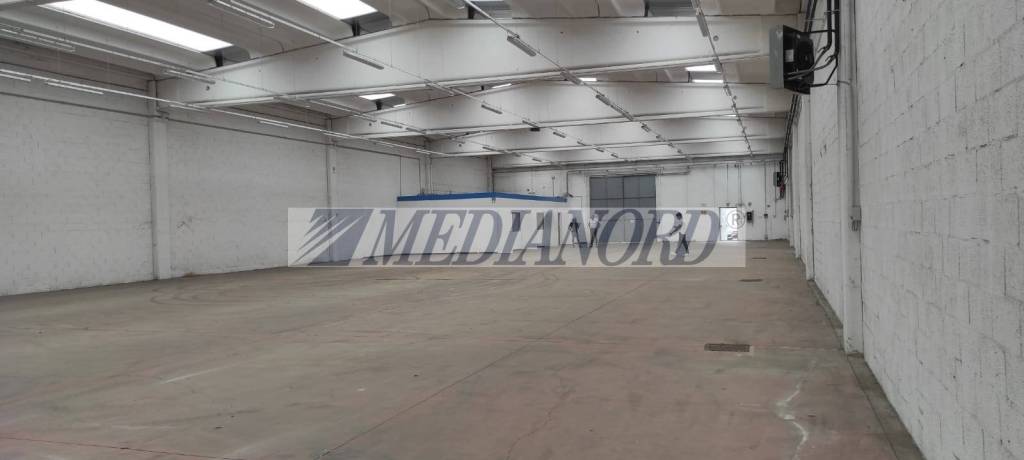 locale commerciale in affitto ad Azzano San Paolo