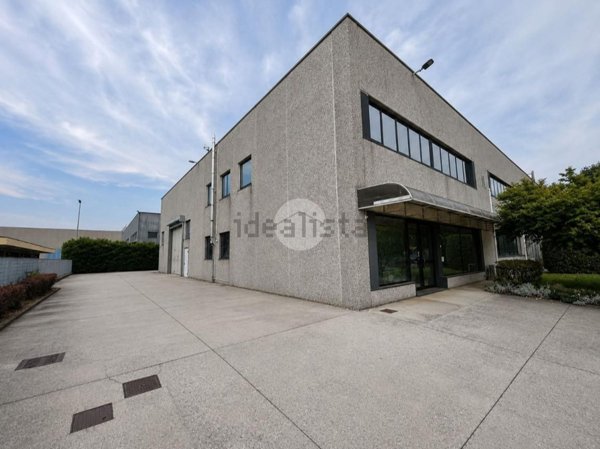locale commerciale in affitto ad Azzano San Paolo