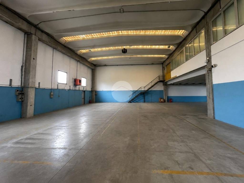 locale commerciale in affitto ad Azzano San Paolo